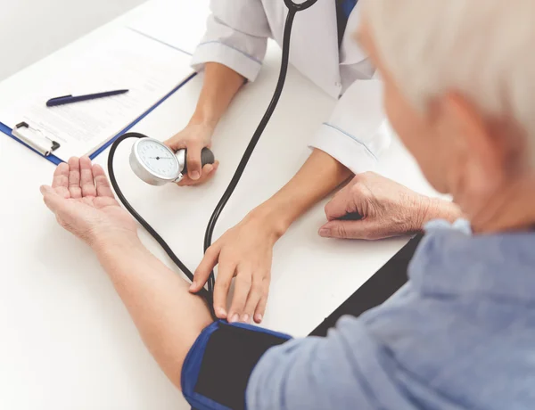 Hermoso médico y paciente — Foto de Stock