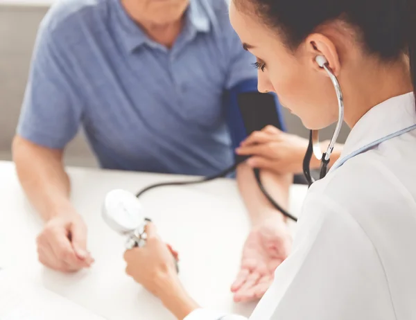 Bellissimo medico e paziente — Foto Stock