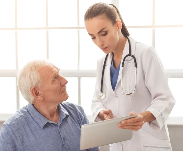 Hermoso médico y paciente —  Fotos de Stock