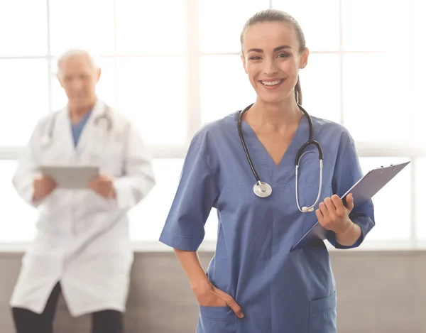 Schöner Arzt und Patient — Stockfoto