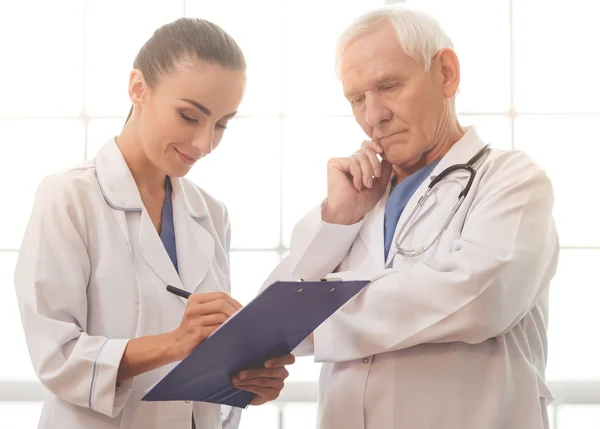 Médicos viejos y jóvenes —  Fotos de Stock