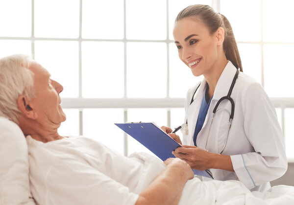 Красивый врач и пациент
