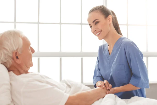 Hermoso médico y paciente —  Fotos de Stock