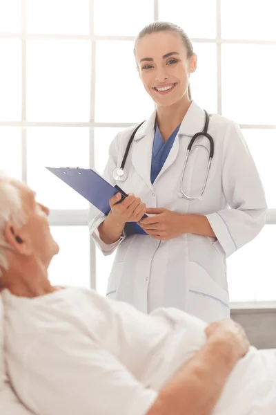 Médico bonito e paciente — Fotografia de Stock