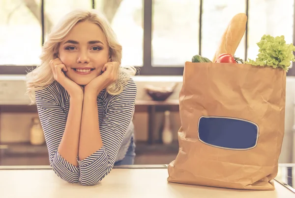 Mädchen in der Küche — Stockfoto