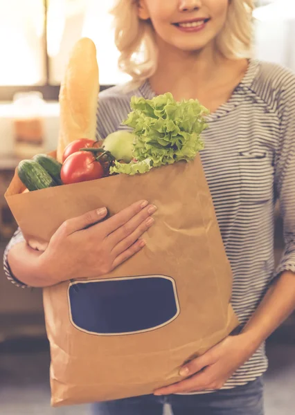 Fille dans la cuisine — Photo