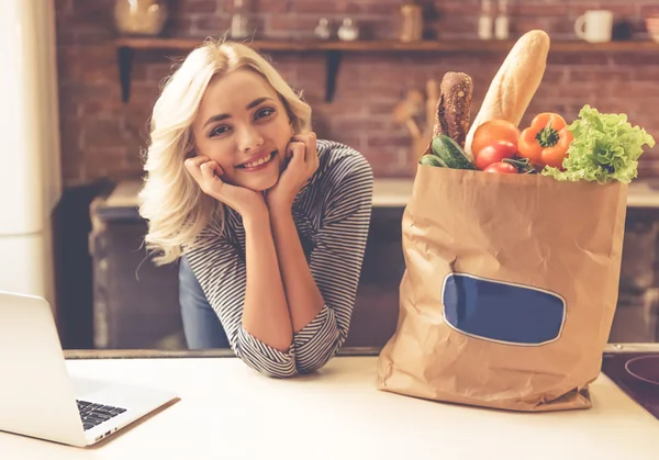 Girl in kitchen — Stock Photo, Image