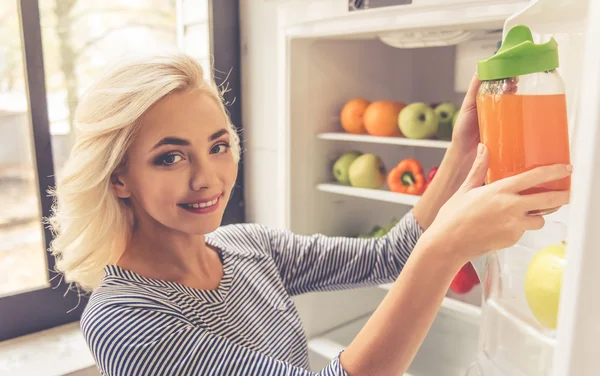 Girl in kitchen — Stock Photo, Image