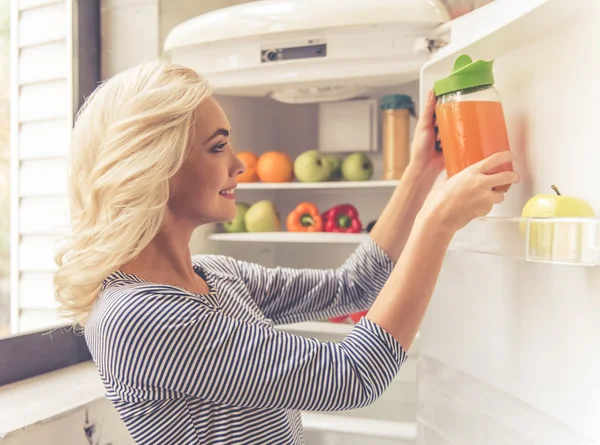 Girl in kitchen — Stock Photo, Image