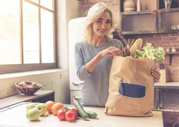 Mädchen in der Küche — Stockfoto