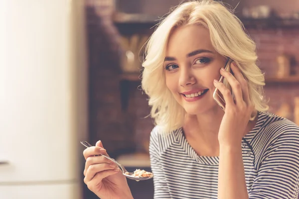 Girl in kitchen — Stock Photo, Image