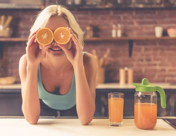 Girl in kitchen — Stock Photo, Image