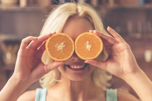 Girl in kitchen — Stock Photo, Image