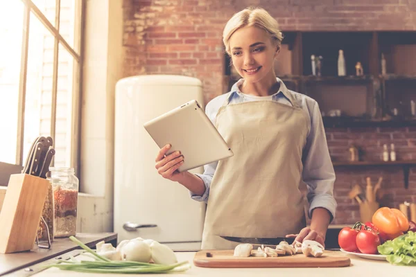 Mooi meisje koken — Stockfoto