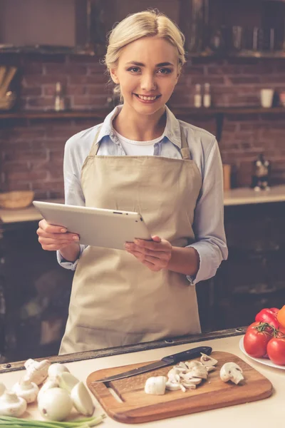 Mooi meisje koken — Stockfoto