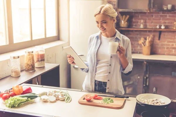 Beautiful girl cooking — Stock Photo, Image