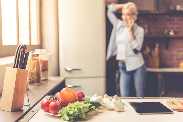 Vacker flicka matlagning — Stockfoto