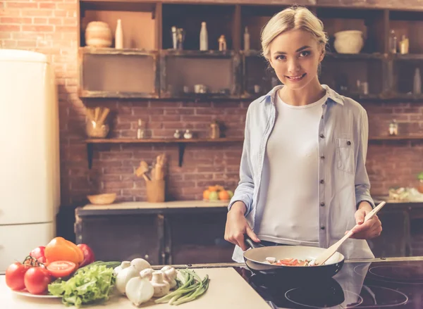 Schöne Mädchen kochen — Stockfoto