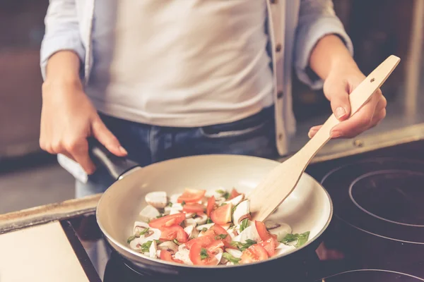 Schöne Mädchen kochen — Stockfoto