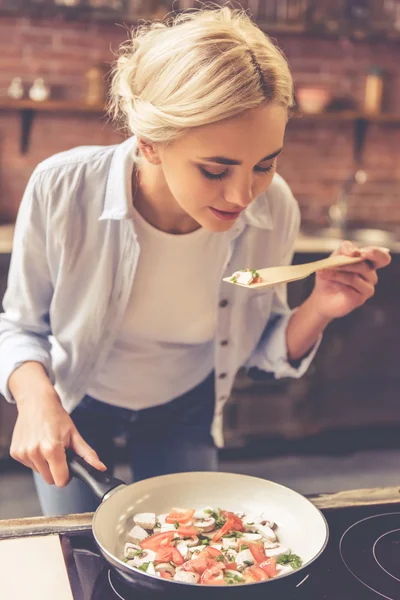 Vacker flicka matlagning — Stockfoto