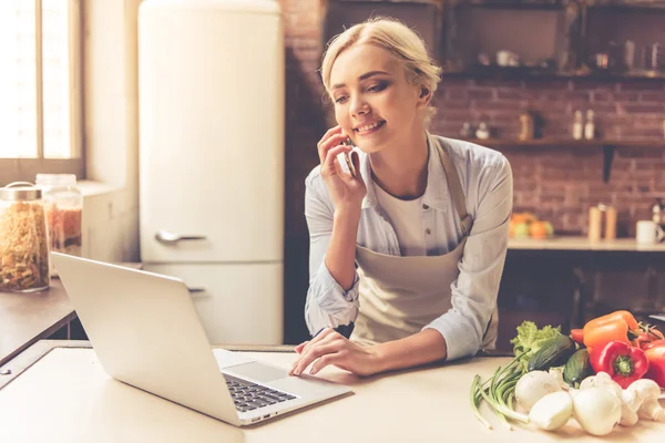 Beautiful girl cooking — Stock Photo, Image