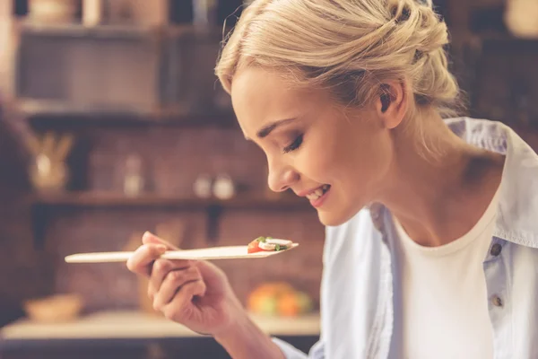 Beautiful girl cooking — Stock Photo, Image