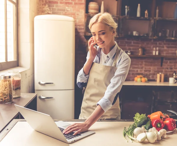 Mooi meisje koken — Stockfoto