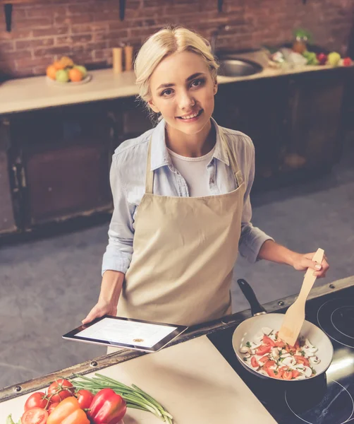 Vacker flicka matlagning — Stockfoto