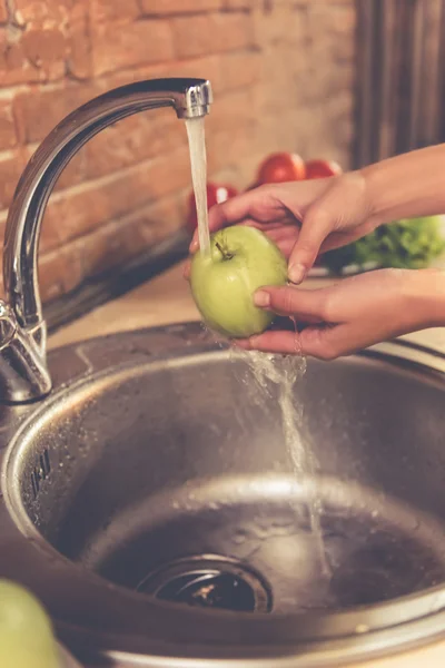 Schöne Mädchen kochen — Stockfoto