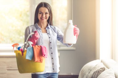 Kadın onun ev temizliği