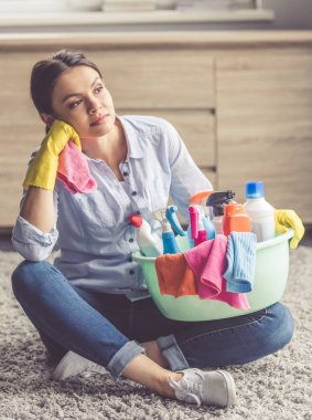 Kadın onun ev temizliği