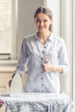 Ütü Ütüleyen Kadın