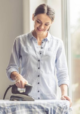 Ütü Ütüleyen Kadın