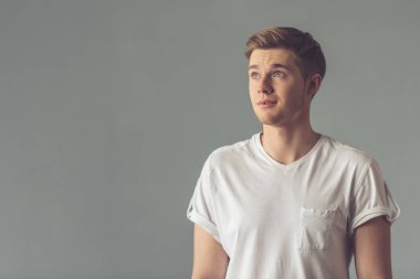 Yakışıklı genç adam.