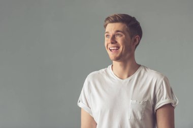 Yakışıklı genç adam.