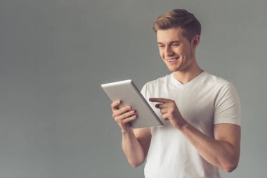 Yakışıklı olan ile becerikli alet