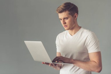 Yakışıklı olan ile becerikli alet