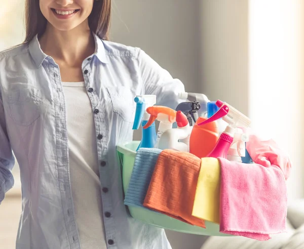 Woman cleaning her house — Stock Photo, Image