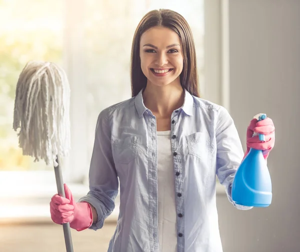 Kadın onun ev temizliği — Stok fotoğraf