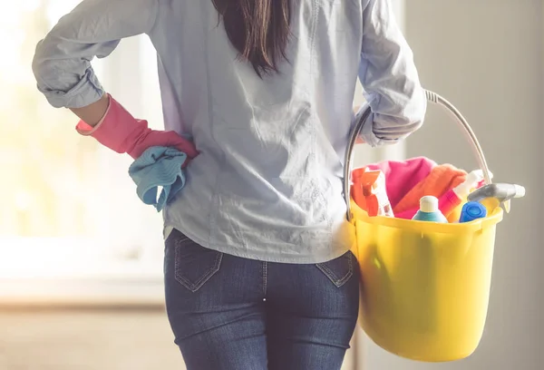그녀의 집을 청소 하는 여자 — 스톡 사진