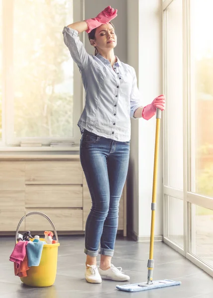 Женщина убирает свой дом — стоковое фото