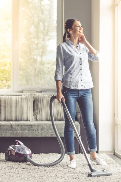 Mulher limpando sua casa — Fotografia de Stock