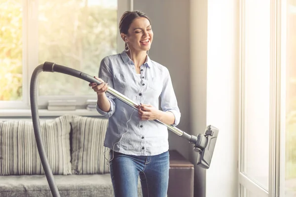 Donna pulizia la sua casa — Foto Stock