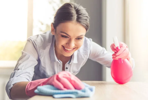 Frau putzt ihr Haus — Stockfoto