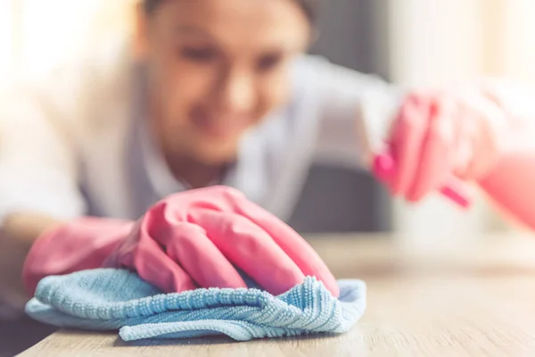 Mujer limpiando su casa — Foto de Stock