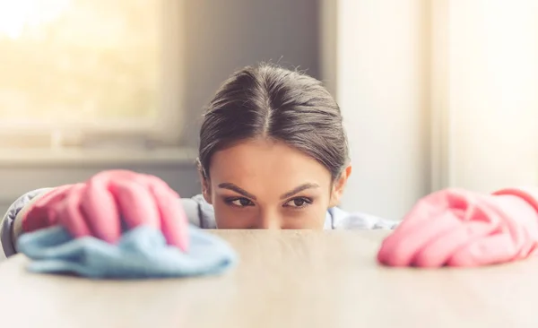 女性は彼女の家の掃除 — ストック写真