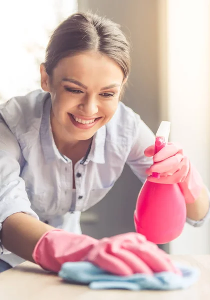 Vrouw haar huis reinigen — Stockfoto