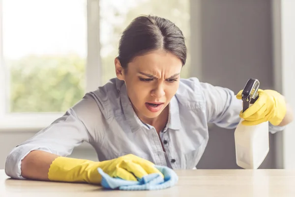 Woman cleaning her house — Stock Photo, Image