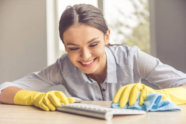 Donna pulizia la sua casa — Foto Stock