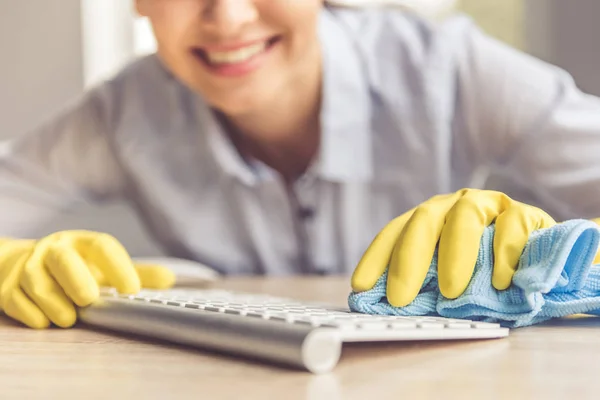 Frau putzt ihr Haus — Stockfoto